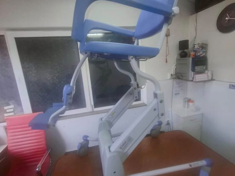 Reflex Tus-Toalet stolica za negu pacijenata