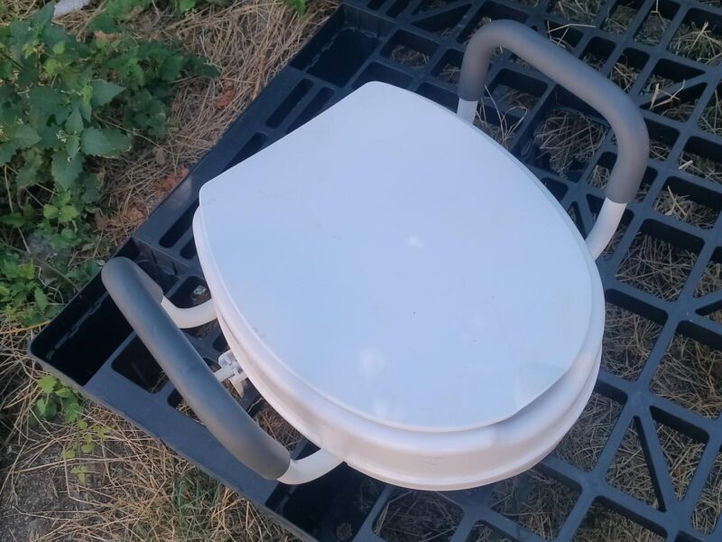 nastavak za wc solju sa rukohvatom i poklopcem