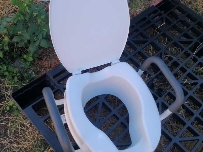 nastavak za wc solju sa rukohvatom i poklopcem