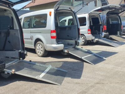 Prodajem uvozne automobile sa rampom za prevoz lica sa invaliditetom u kolicima