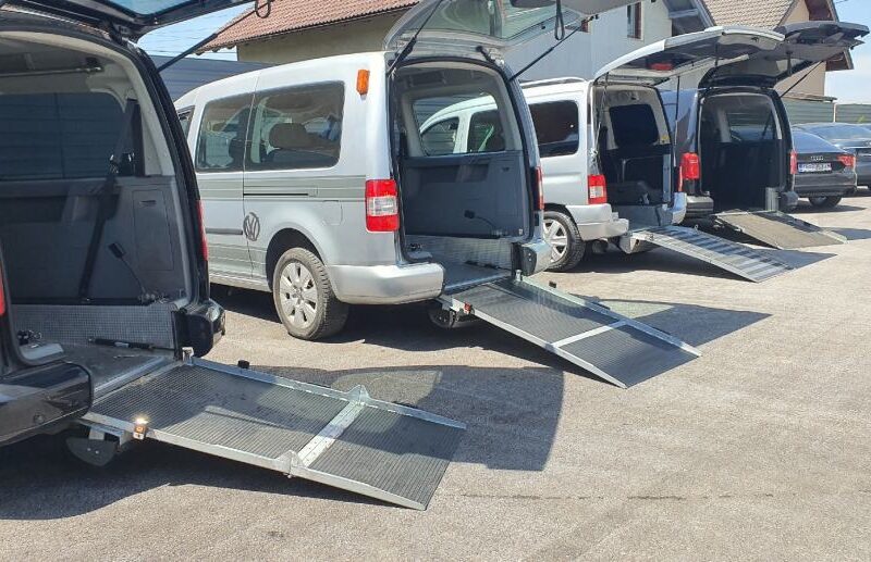 Prodajem uvozne automobile sa rampom za prevoz lica sa invaliditetom u kolicima