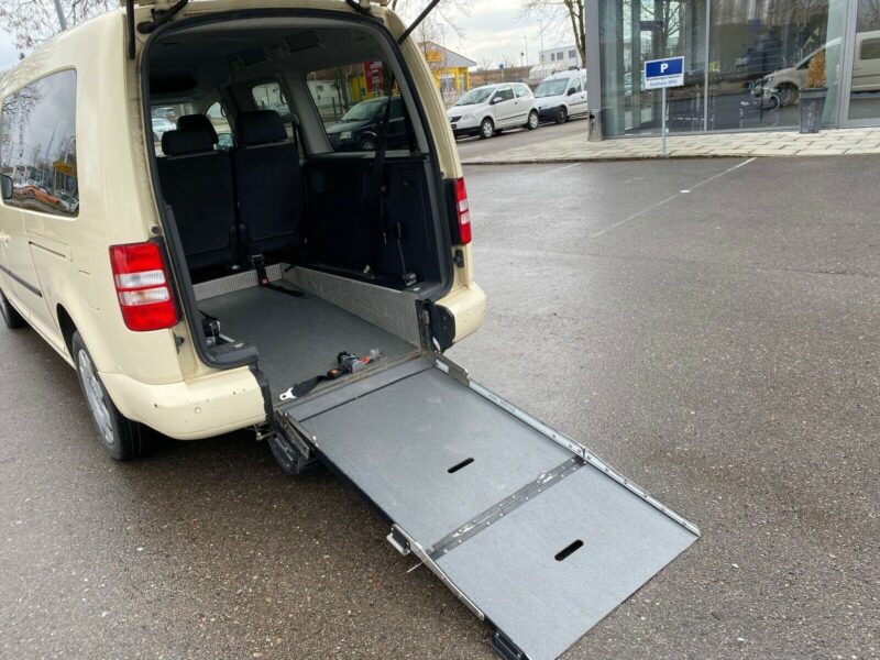 Prodajem uvozne automobile sa rampom za prevoz lica sa invaliditetom u kolicima