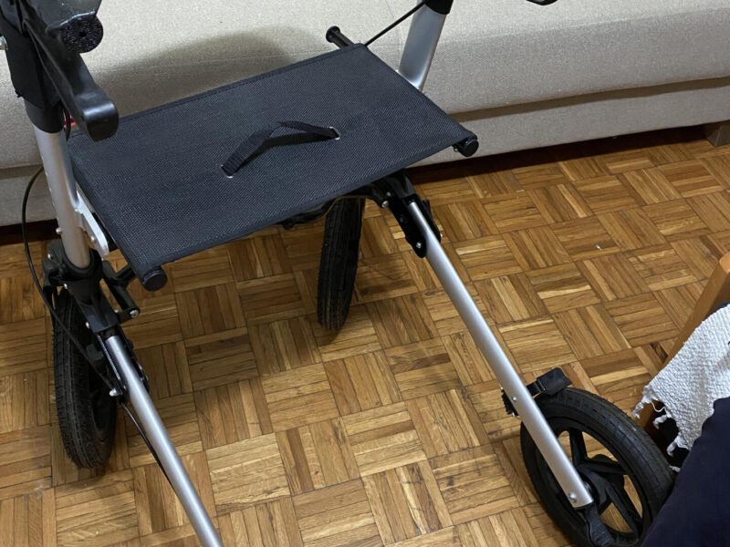 Prodajem sklopivi rolator sa pneumatskim gumama Antar, nov nekoriscen